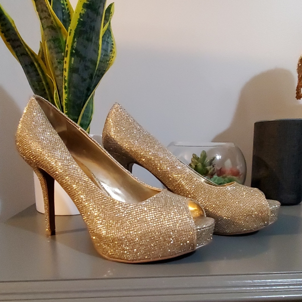 Gorgeous Gold Nine West Peep Toe Pumps